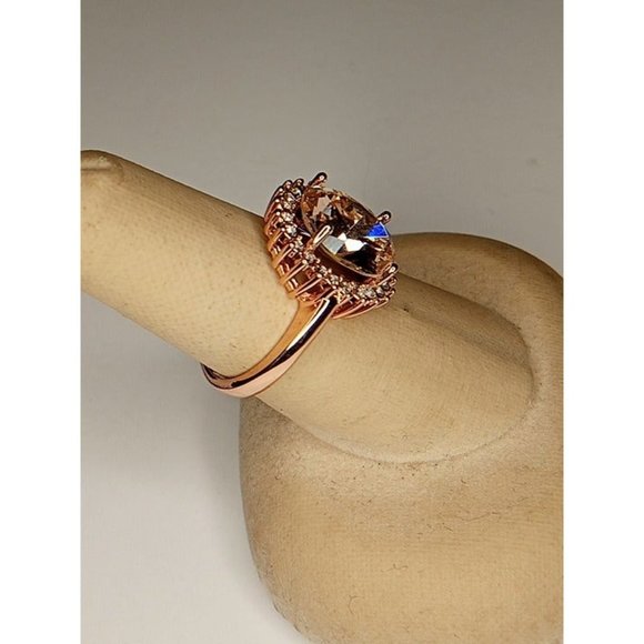 Size 8 Morganite Look Rose Gold Tone Rhinestone Ring (1e1) - Picture 2 of 7
